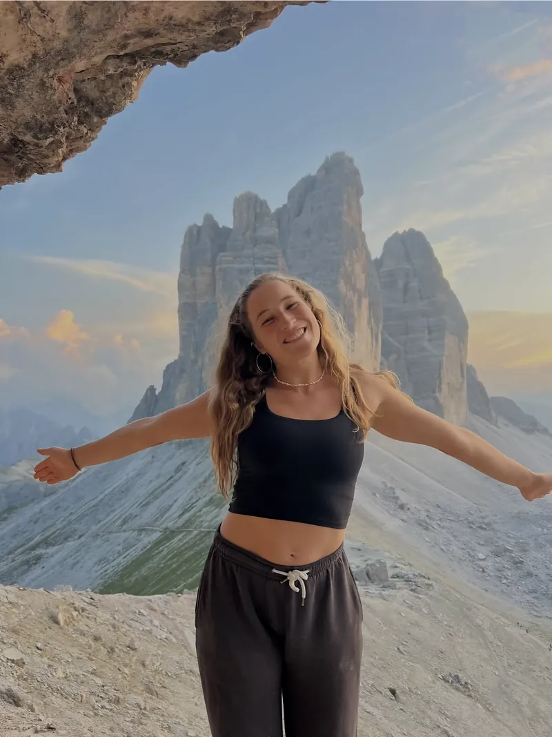 Evelyne mit ausgebreiteten Armen vor den Drei Zinnen