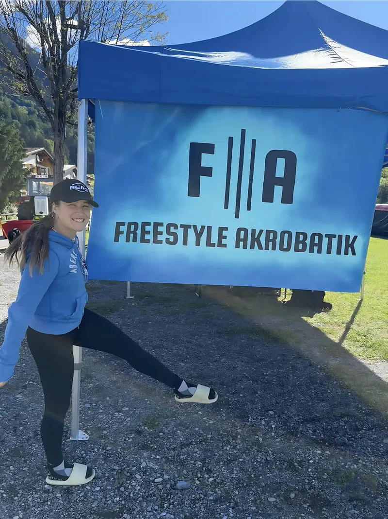 Evelyne vor dem Freestyle-Akrobatik-Banner