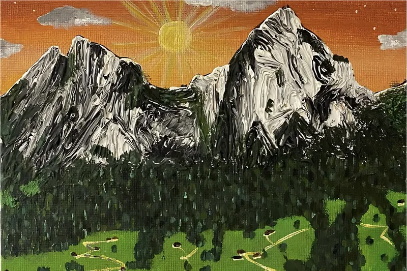 Zackige Berge in Schwarz-Weiss vor orangem Himmel mit Sonne, unten grüne Wiesen
