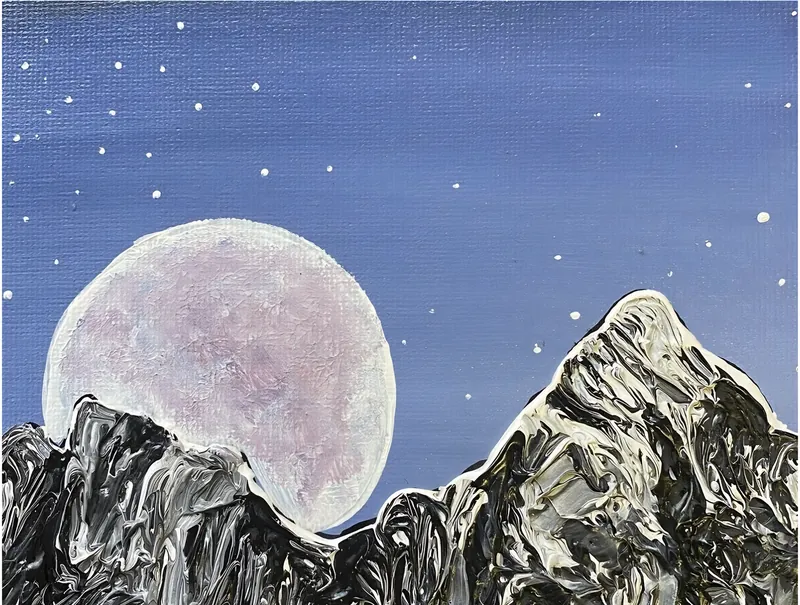 Rosafarbener Vollmond hinter schwarz-weissen Bergspitzen auf blauem Grund